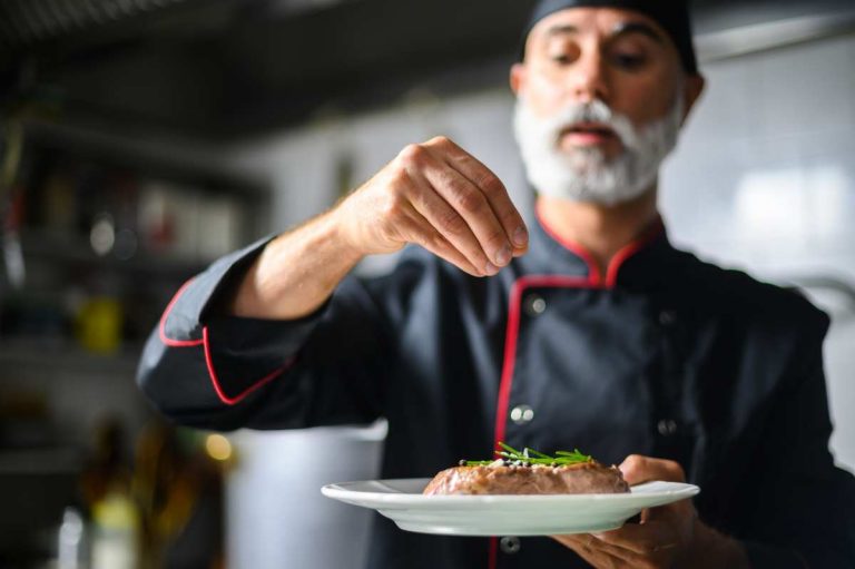 Chef qui épice un plat - crédit photo : Minerva Studio via Shutterstock