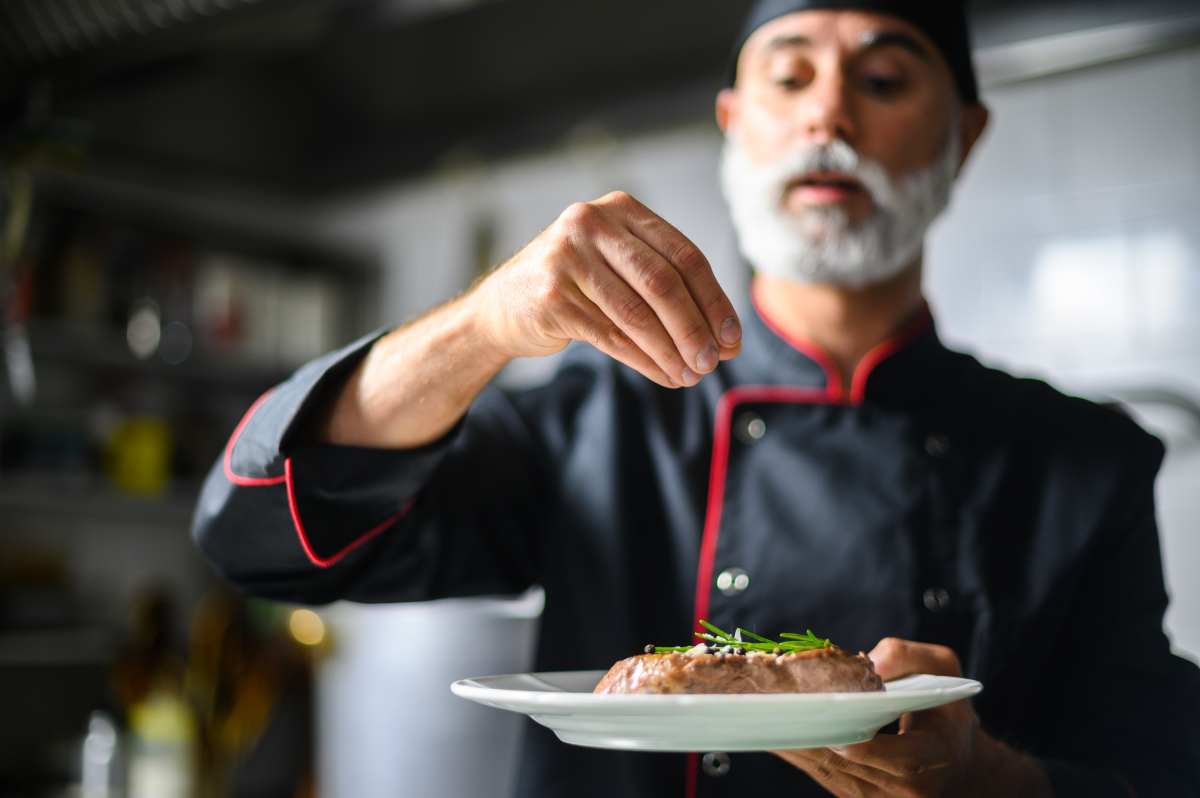 Chef qui épice un plat - crédit photo : Minerva Studio via Shutterstock
