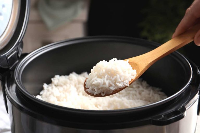 Cuillère de riz après la cuisson - crédit photo : New Africa via Shutterstock