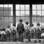 Enfants des années 20 qui tournent le dos - crédit photo : denklim via Shutterstock