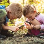 Enfants avec des loupes dans la nature - crédit photo : KieferPix via Shutterstock