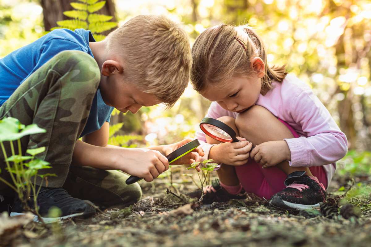 Enfants avec des loupes dans la nature - crédit photo : KieferPix via Shutterstock