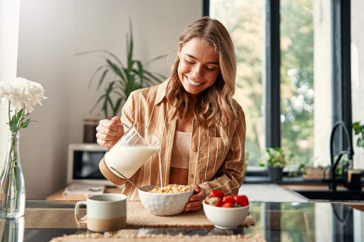 Femme au petit-dej - crédit photo : ORION PRODUCTION via Shutterstock