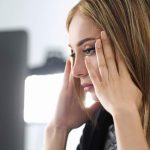 Femme qui essaie de se concentrer devant son écran - crédit photo : ldutko via Shutterstock