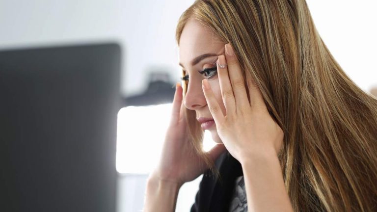 Femme qui essaie de se concentrer devant son écran - crédit photo : ldutko via Shutterstock