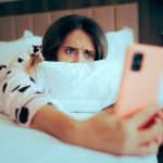 Femme qui regarde son téléphone - crédit photo : Nicoleta Ionescu via Shutterstock