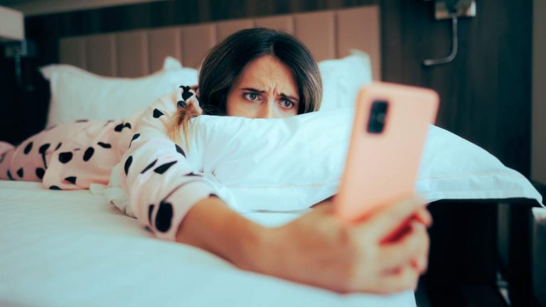 Femme qui regarde son téléphone - crédit photo : Nicoleta Ionescu via Shutterstock