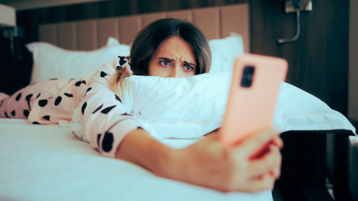 Femme qui regarde son téléphone - crédit photo : Nicoleta Ionescu via Shutterstock