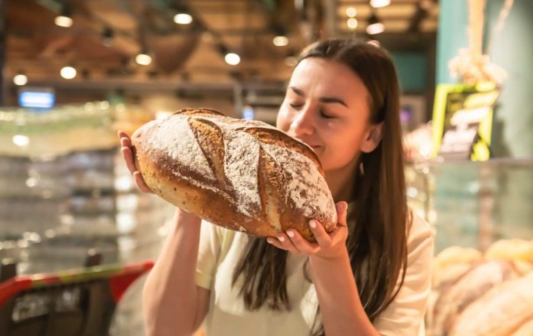 Femme qui respire un pain - crédit photo : PV productions via Shutterstock