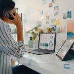 Femme au téléphone devant l'ordinateur - crédit photo : Tirachard Kumtanom via Shutterstock