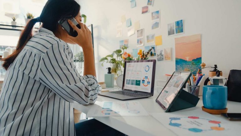 Femme au téléphone devant l'ordinateur - crédit photo : Tirachard Kumtanom via Shutterstock