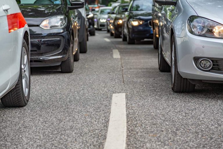 Voitures dans les bouchons - crédit photo : Canetti via Shutterstock
