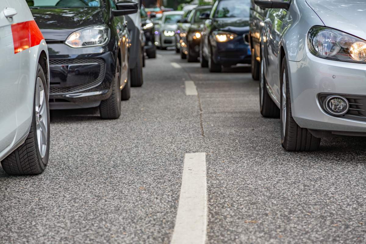 Voitures dans les bouchons - crédit photo : Canetti via Shutterstock