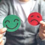 Smiley sopuriant en vert contre smiley triste en rouge - crédit photo : Yurii_Yarema via Shutterstock