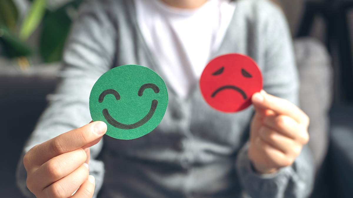 Smiley sopuriant en vert contre smiley triste en rouge - crédit photo : Yurii_Yarema via Shutterstock