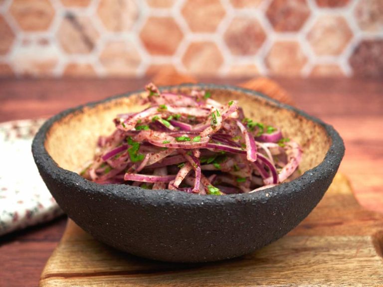 Sumac sur des oignons dans un bol - crédit photo : Teodor Costachioiu via Shutterstock