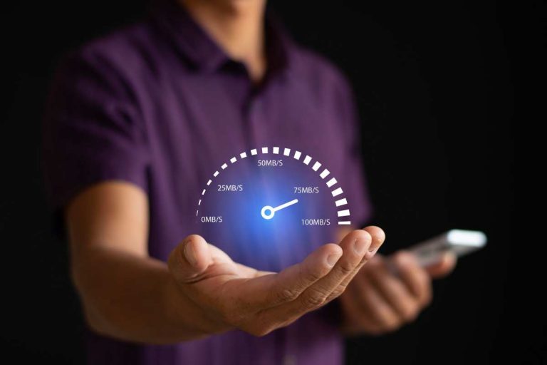 Wifi vitesse Internet - crédit photo : phongsak saphakdy via Shutterstock